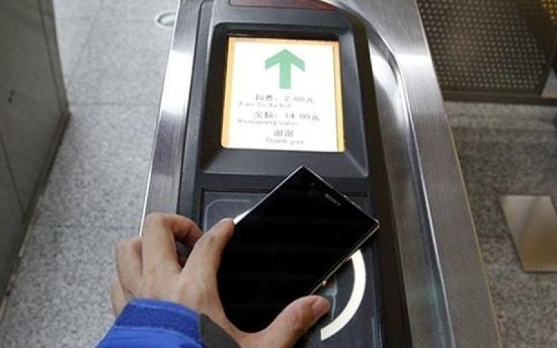 石專欄:香港地鐵正式輸給北京了!手機已經可以內置「交通卡」,但我們還要帶實體的「八達通」