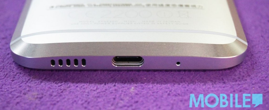 今代HTC 10改用了USB Type-C 3.1接口,再加入QC 3.0技術,根據官方稱,只要30分鐘就能充到50%電池。在USB接口的左方,設有揚聲器,這個揚聲器採用HTC最新的Boomsound HiFi技術,在效能方面應該比上代M9更强。