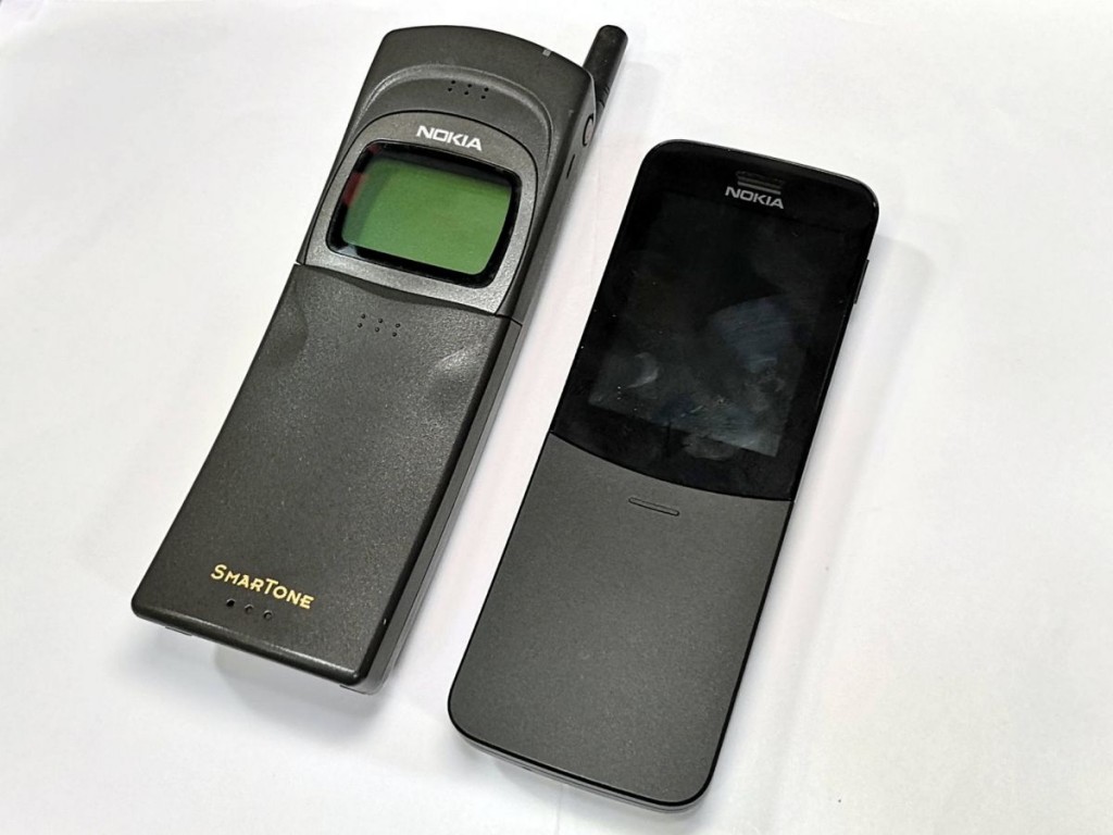  舊版8110（左）跟Nokia 8110 4G，意外地在機身長度沒有太大差距。（區慶威攝）