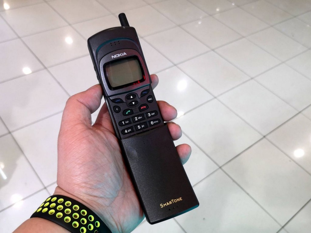 原版Nokia 8110滑蓋設有半開模式，方便接聽電話。（區慶威攝）