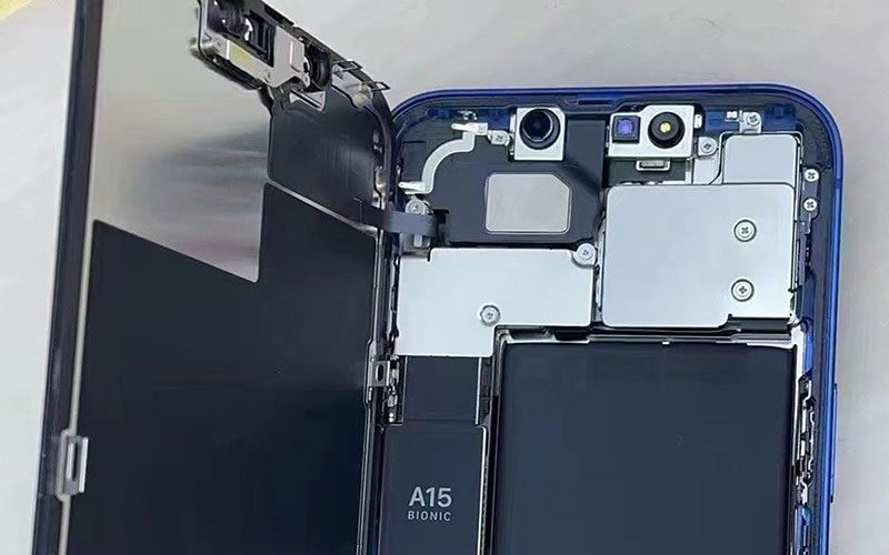 iPhone 13 首「拆」，睇機內收細 Face ID 模組、更大尺寸電池