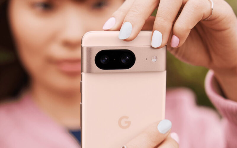 Google 自家廣告「蝦碌」、 疑似 Pixel 8a 新配色意外曝光！